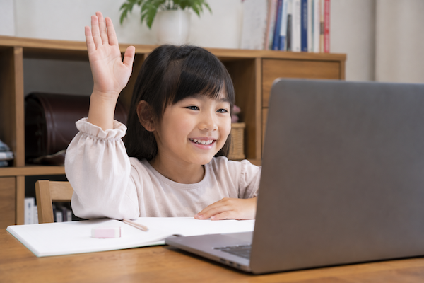 挙手する女の子・オンライン授業