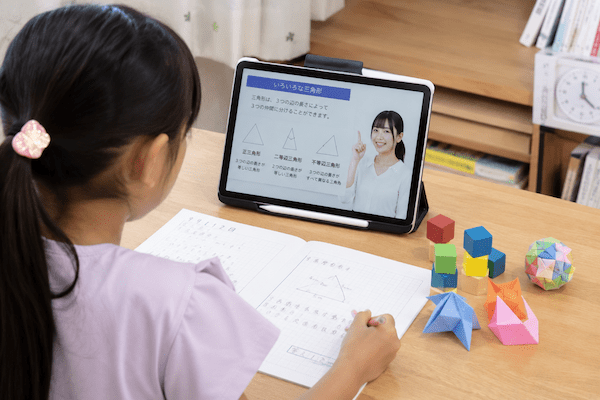 一緒に学ぶ子どもたち