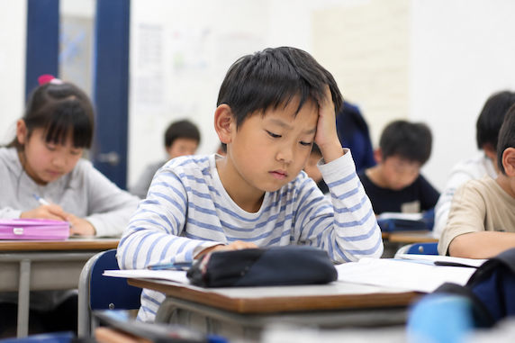 悩む男の子