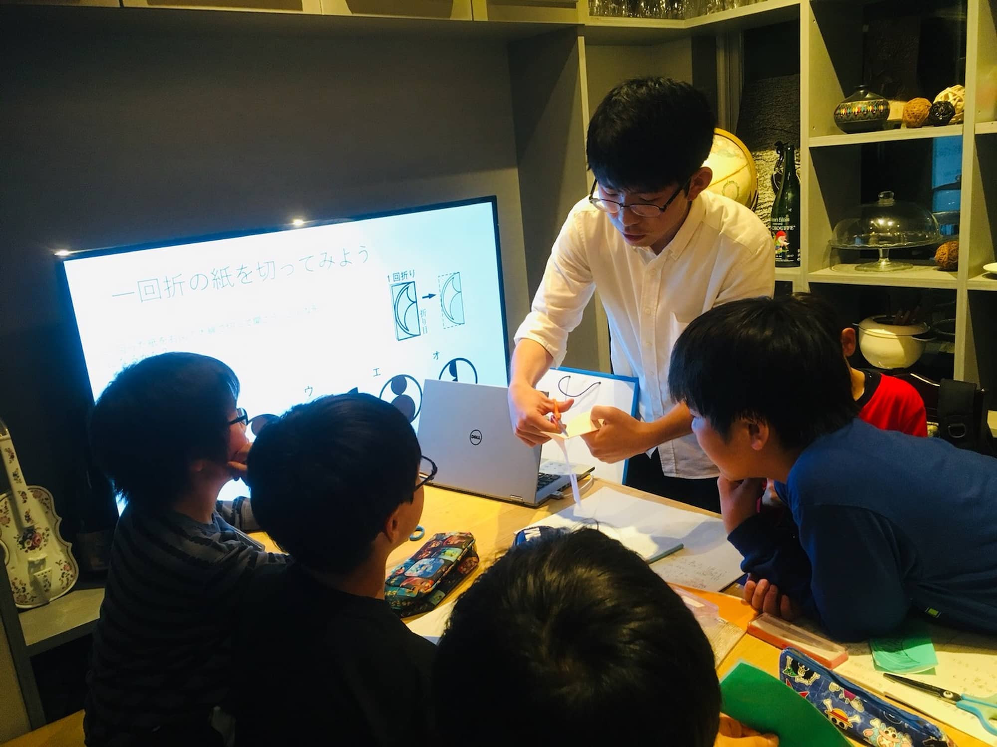 少人数・対話型で学ぶ様子